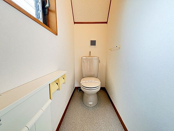 窓のあるトイレは換気もできます♪