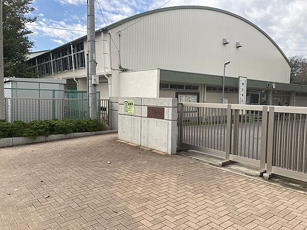 葛飾中学校まで　1401m　徒歩約18分●校訓「健康 丈夫な体をつくる・英知 考える力をつくる・敬愛 思いやりの心を育てる」