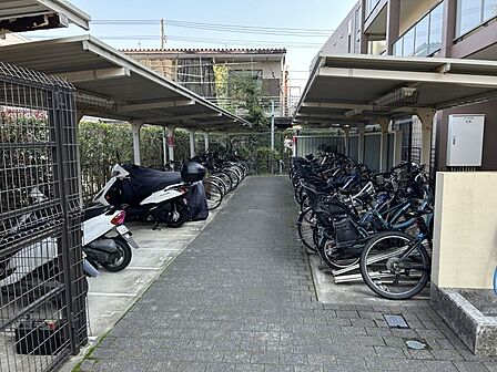 駐輪場、バイク置場ございます。屋根付きのため雨に濡れにくく快適です。