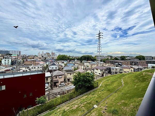 周辺の街並みと青空を望む開放的な眺望が魅力です！