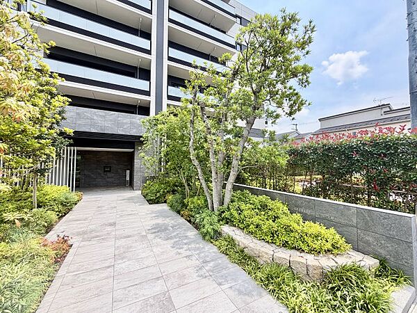 エントランスには草木が植えられており、季節ごとに違った景色を見せてくれます♪