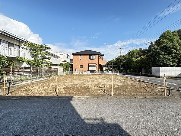 閑静な住宅地に位置するお土地。南向きで日当たり良好です。