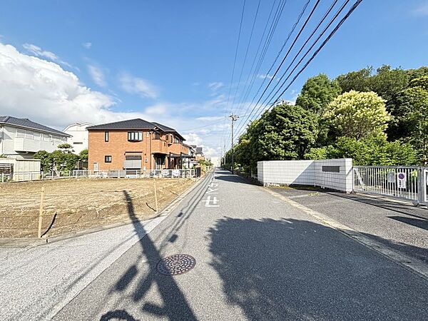 前面道路の幅員、間口にゆとりがありますので、駐車場計画が立てやすいです。