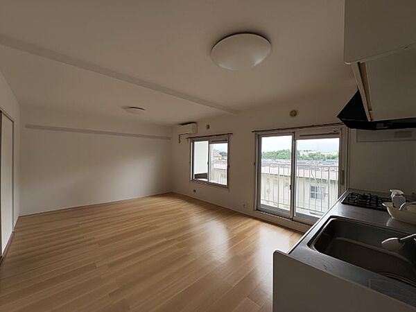 南向きに大きく開いた窓があり、明るく居心地の良いリビングです。自然と家族が集まります♪