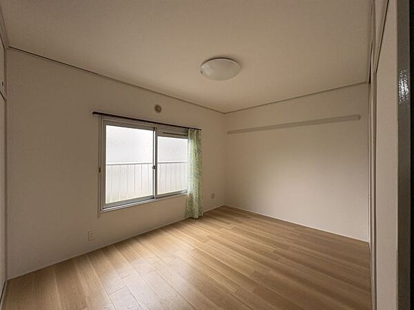木目のフローリングが暖かみのある室内に。収納が2か所あり、部屋がすっきり片付きます。
