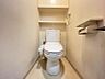 トイレ：棚のあるトイレは掃除用品やトイレ備品を隠しておけるので便利です♪
