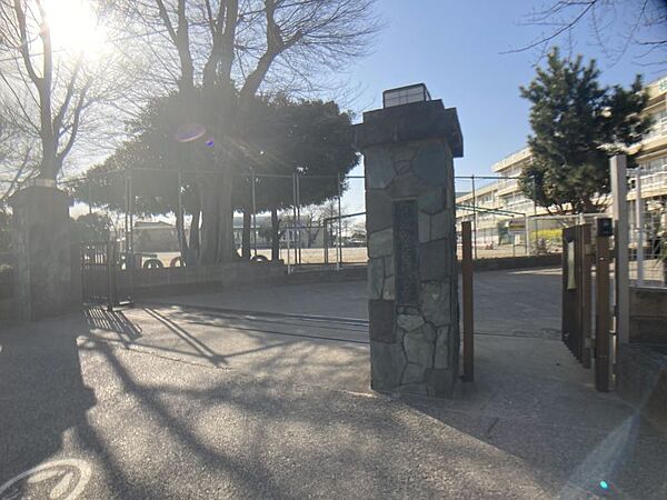 大久保小学校まで　400m　徒歩約5分●学校教育目標「瞳を輝かせて現代（いま）を生きる子どもの育成」