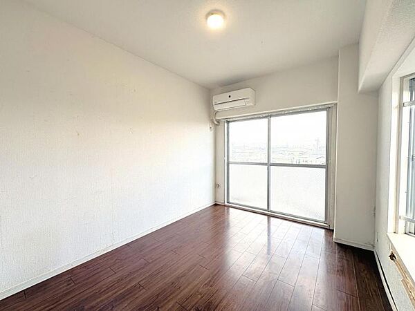 出窓があり2面採光で風通し良好なお部屋です♪