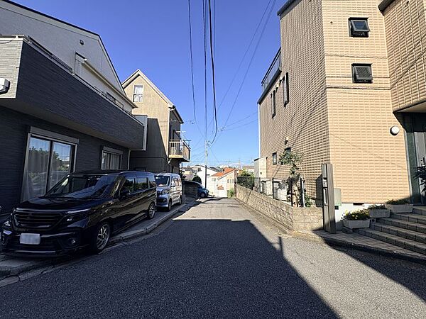 静かで落ち着いた住宅街。幼稚園、小中学校徒歩10分圏内で子育て家族にも安心です。