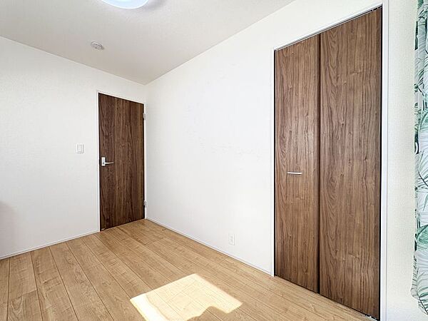 2階の10.5帖洋室は間仕切り可能です。生活スタイルに合わせられますね。