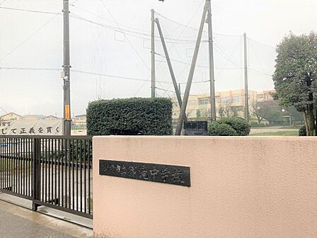 御滝中学校まで 900m 徒歩約12分●教育目標「次代を力強く生き抜く知徳体の調和のとれた生徒の育成」
