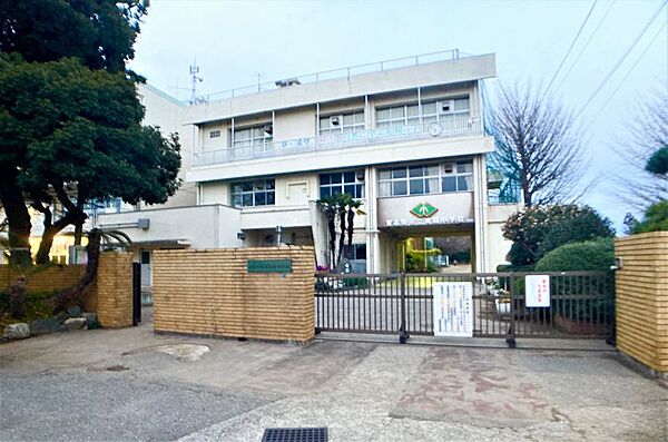 実籾小学校まで　1000m　徒歩約13分●学校教育目標「自然に学ぶ心豊かな実籾っ子～一人ひとりが輝く実籾っ子の育成～」