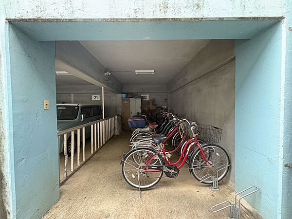 タイヤを固定するラックがあり1台づつ余裕をもって自転車を止めることができます♪