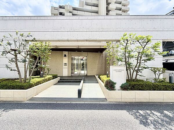 シンプル且つモダンなエントランス＆ホール。緑豊かでゆとりを感じさせてくれます。