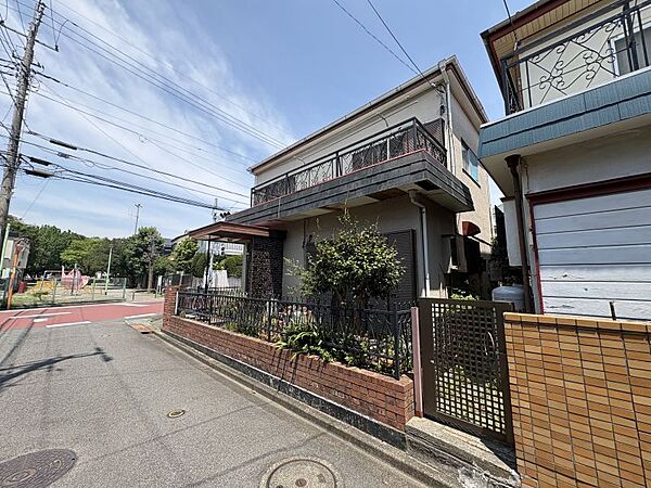 角地のため隣接する建物が少なく開放感があり日当たりや風通し良好です♪