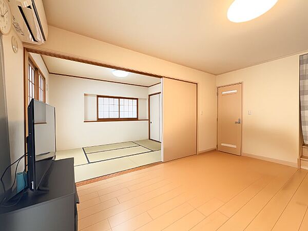 LDK横の6帖和室の扉を開けることでリビングと一体感のある広々空間に♪【※一部CG加工により残置物を除去しています。】