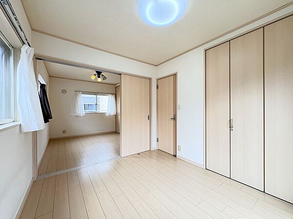 2階の洋室！扉を閉めれば2部屋に変更可能！ライフスタイルに合わせて使い分けられます♪
