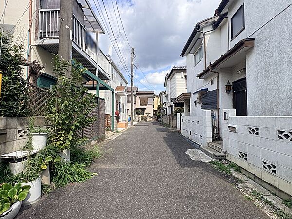 交通量も少なめの閑静な住宅街に位置し、小中学校も徒歩10分圏内の住環境です♪