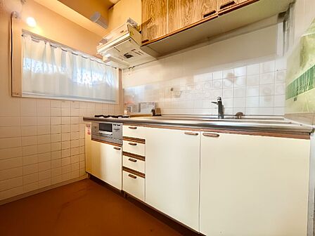 キッチン横の窓はお料理の手元を明るく照らします【※一部CG加工により残置物を除去しています。】