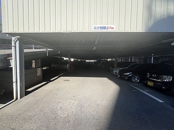 屋根のある駐車場もあります！