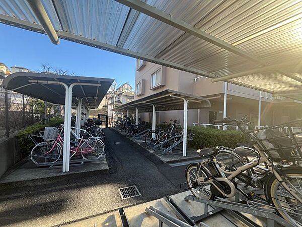 屋根付き駐輪場なので雨に濡れません！