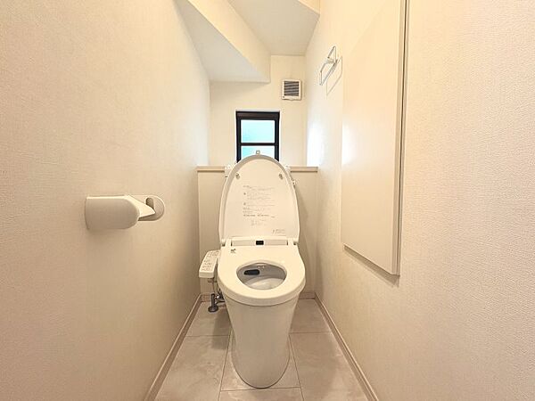清潔感のある温水洗浄便座のおトイレです♪
