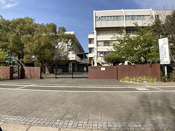 第一中学校　徒歩約17分（約1300ｍ）●教育目標「知徳体のバランスのとれた未来を拓く生徒の育成」