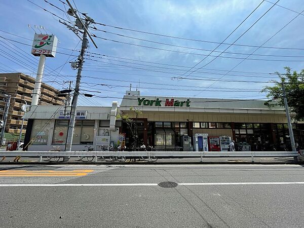 ヨークマート谷津店　徒歩約2分（約150ｍ）