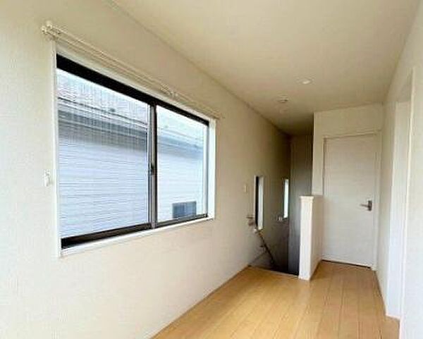 陽当たりが良く風通しも良い2階の広めの廊下です(*^^*)