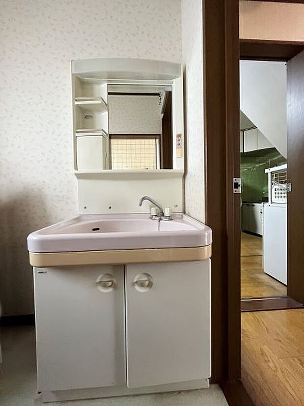 【洗面室】小窓があり明るい洗面所です♪※家具を消す加工を施しています