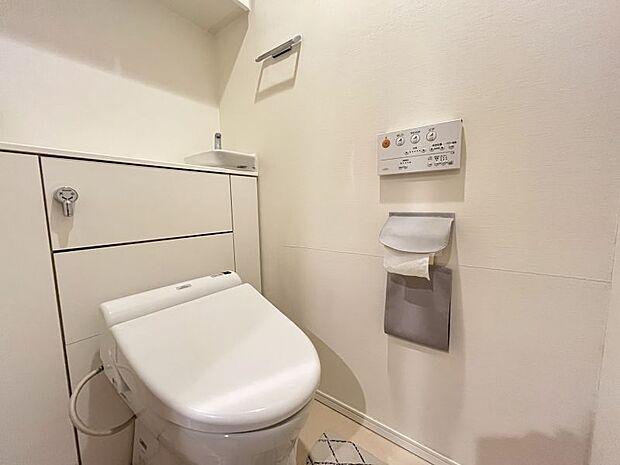 タンクが見えないすっきりデザインのトイレ。手洗いボウルも使いやすい位置にあります。