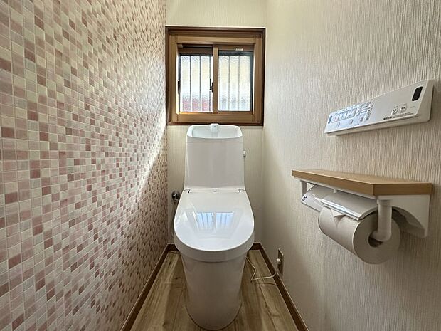 【2階トイレ】2023年9月に交換したばかりのトイレはきれいで清潔感があります♪