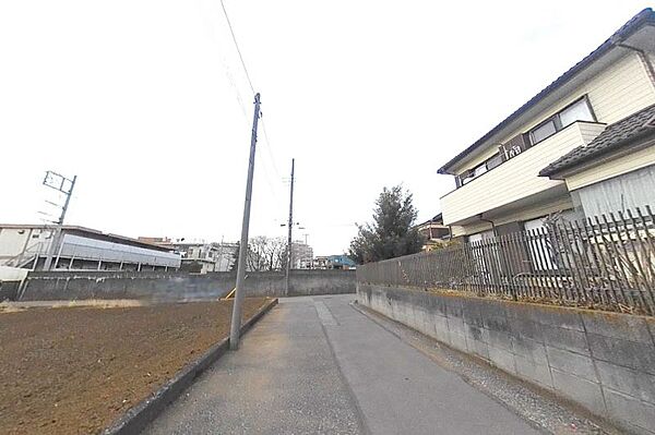 前面道路は私道のため住民以外は通らず安心です♪