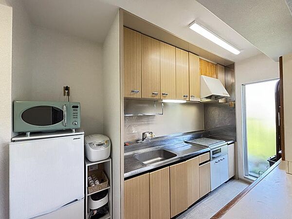 自然光が入るキッチン！ＩＨコンロのため、お掃除簡単♪