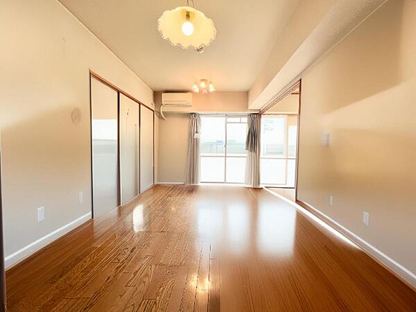 LDKと和室の間の扉を開けることで、開放感あふれる空間に！