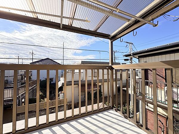 バルコニーには屋根があるため、急な雨でも慌てず洗濯物を取りこめます♪