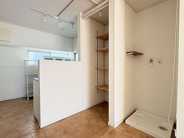 洗濯機置場がキッチン前にあるため、動線も良好！家事がはかどります♪