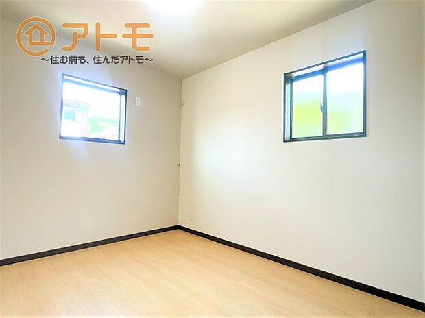 壁と床がシンプルな色合いだからこそ、自分だけの空間を作れます♪