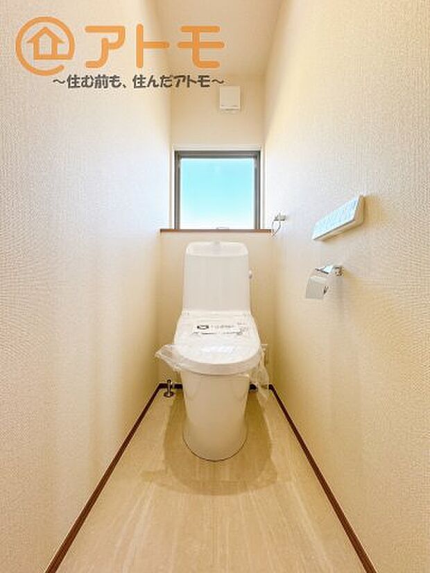 窓もあって換気もしっかりできる清潔感のあるトイレです♪