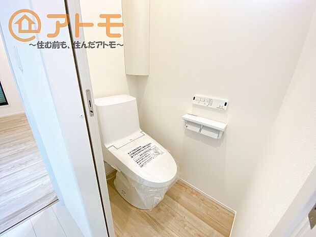 清潔感のあるトイレです♪　棚も設置されているので、掃除用具や消耗品なども収納可能です！