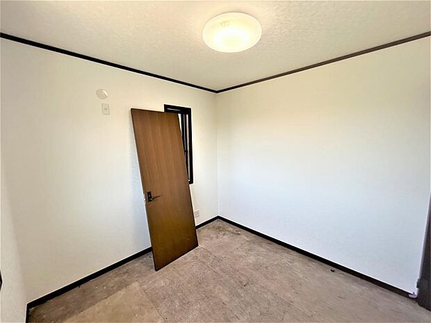 【内外装リフォーム中4/27更新】2階4.5帖洋室別角度写真です。床クッションフロア重ね張り、クロス張替、照明交換予定です。お子様のお部屋や収納部屋としてもお使いいただけます。
