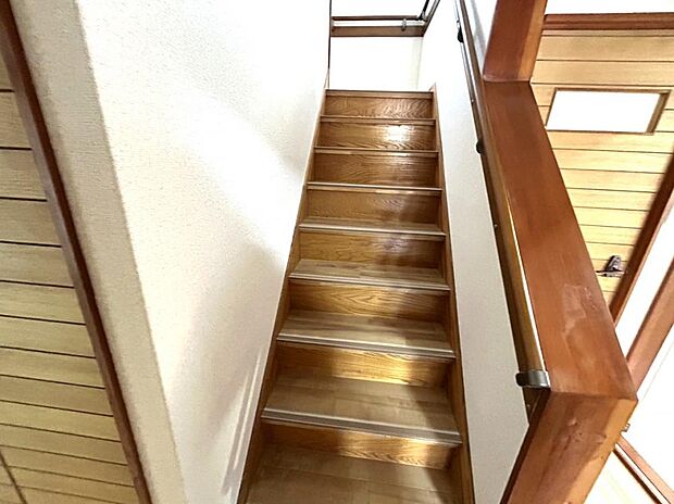 【内外装リフォーム完成】階段写真です。床クッションフロア重ね張り、ノンスリップ設置、クロス張替、照明交換済みです。手すりも交換済みですので上り下りも安心ですね。