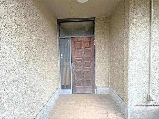 【内外装リフォーム中4/13更新】玄関です。屋根がありますのでこちらも雨の日は濡れずに出入りできて便利ですね。玄関ドアは塗装予定です。鍵も交換いたしますので防犯も安心ですね。