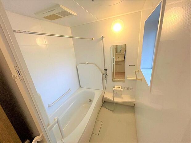 【内外装リフォーム中4/13更新】浴室です。こちらはクリーニング予定です。足が伸ばせる1坪サイズのお風呂です。1日の疲れをいやしてはいかがでしょうか。