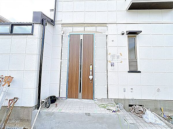 【内外装リフォーム中9/28更新】玄関の写真です。玄関ドア交換、外壁塗装、照明交換などを行います。玄関はお家の顔となる部分、お客様が最初に目にする場所だからこそ、第一印象が大切ですね。