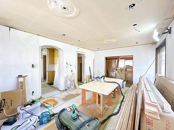 【内外装リフォーム中7/27更新】約17.25帖のLDKです。大きな窓があるので、明るく過ごしやすい空間になっています。クロス貼り、フローリング重ね張り、LED照明交換、ダウンライト設置、他。