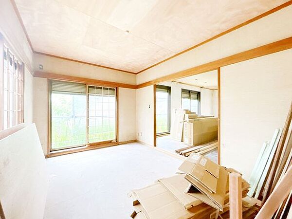 【内外装リフォーム中7/27更新】1階6畳和室写真別角度です。畳表替え、襖障子張替、照明交換予定です。ご家族の団らんの場や、くつろぎスペース、来客用としてもお使いいただけます。
