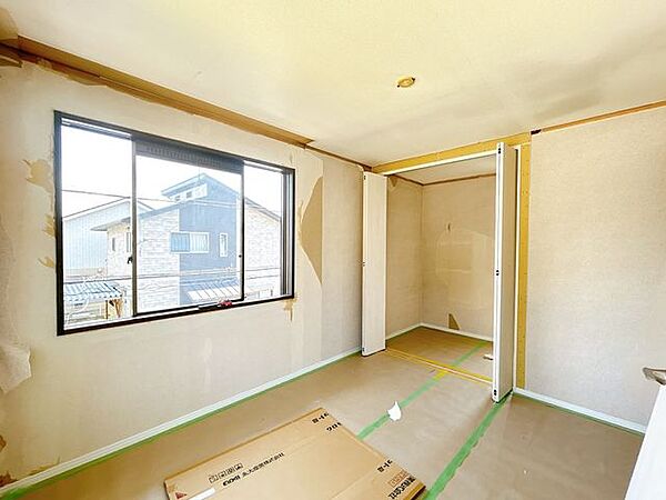 【内外装リフォーム中7/27更新】2階5.25帖洋室写真別角度です。クローゼットも内部クロス張替予定となっております。大きいお布団やお洋服も収納可能です。お子様のお部屋にいかがでしょうか。