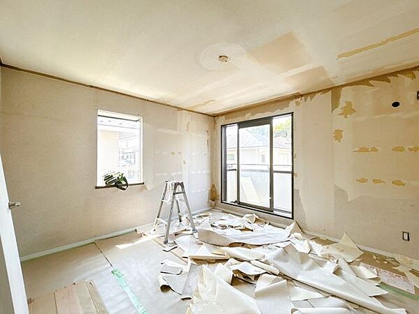【内外装リフォーム中7/27更新】2階東側洋室約8帖です。ご夫婦の寝室にいかがでしょうか。天井壁クロス貼り替え、フローリング重ね張り、照明交換、他。
