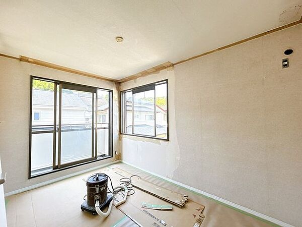 【内外装リフォーム中7/27更新】2階西側洋室約6帖です。お子さまのお部屋にいかがでしょうか。天井壁クロス貼り替え、フローリング重ね張り、照明交換、他。
